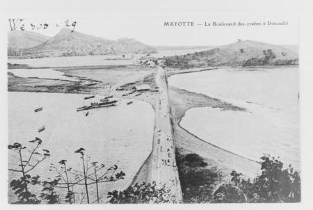 Dzaoudzi, boulvard des crabes vers 1928